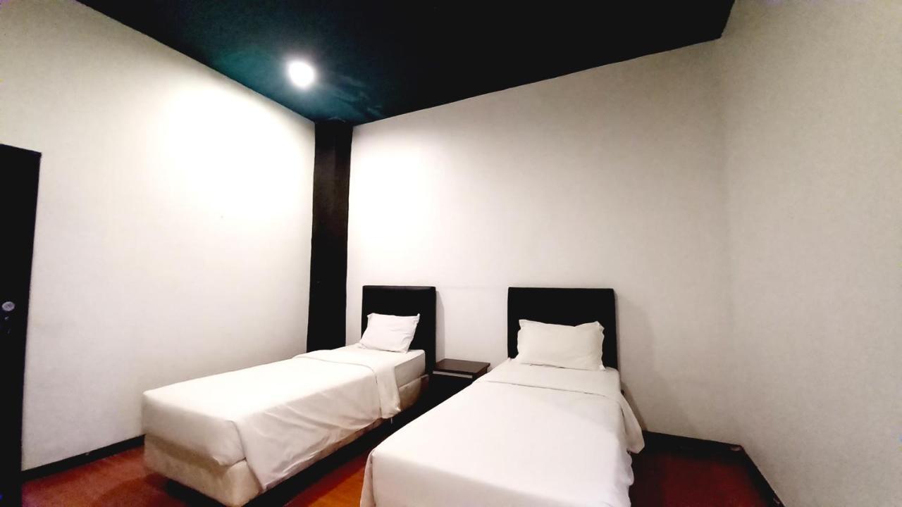 Dc Hotel & Hostel Labuan Bajo Exterior photo